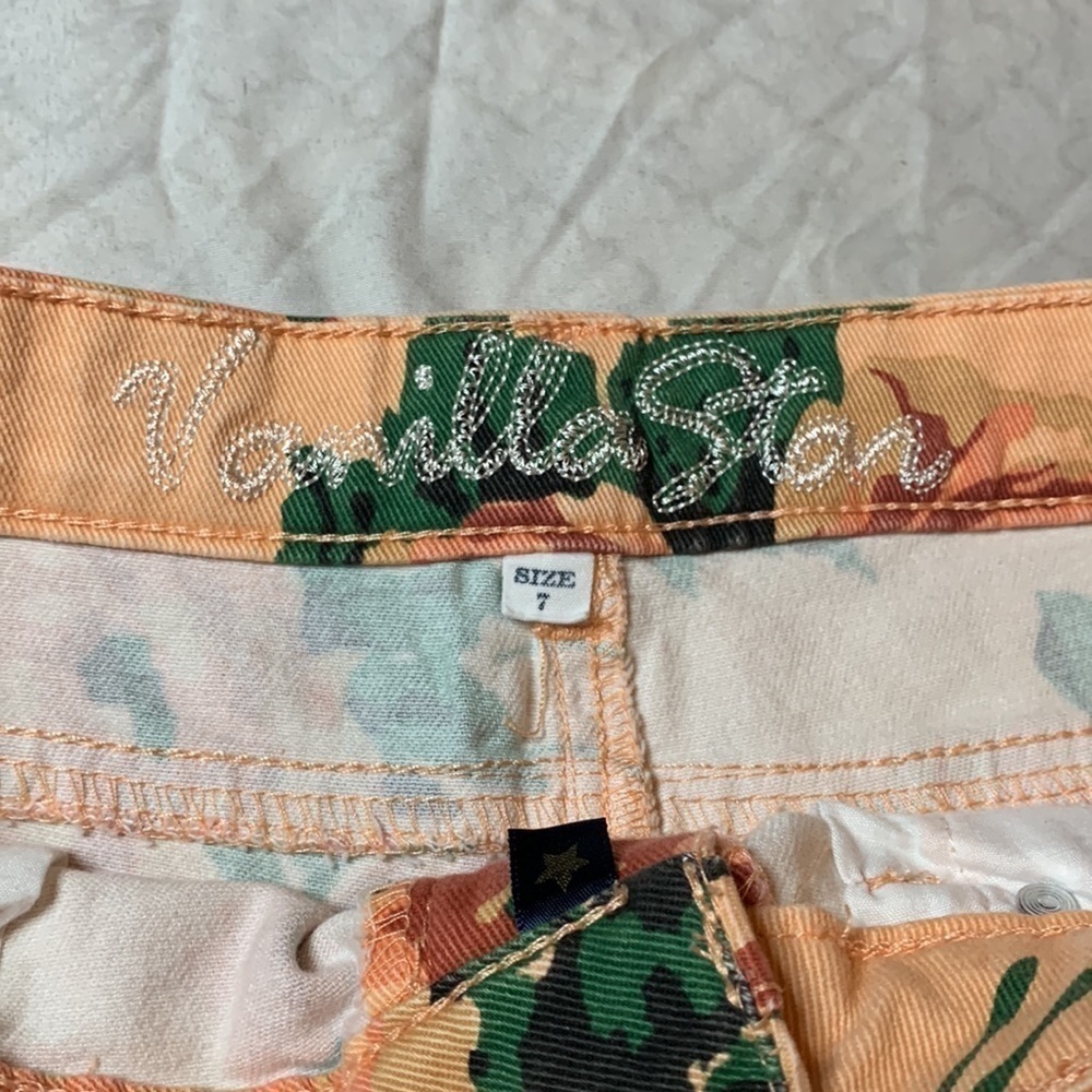 VANILLA Star Floral Shorts - Picture 3 of 3